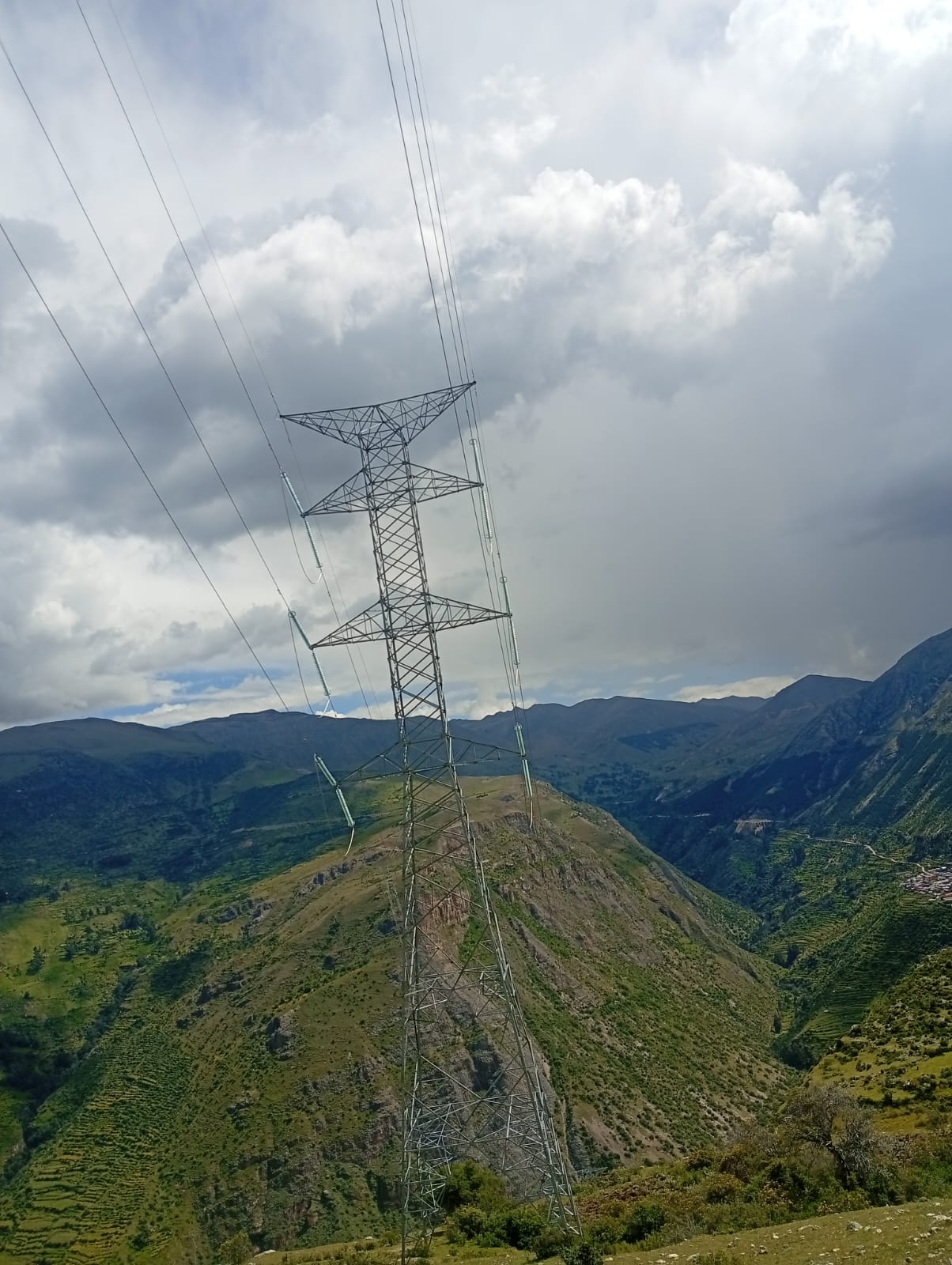 Línea de transmisión eléctrica en territorio andino